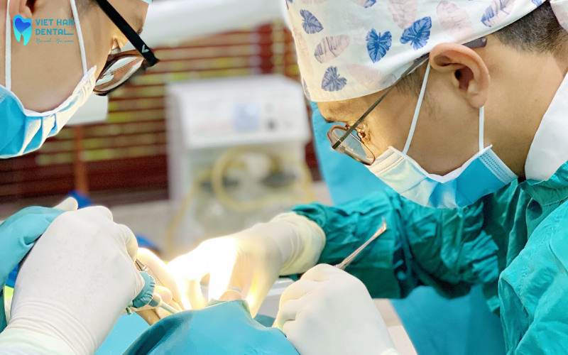 Bác sĩ tại Nha khoa Việt Hàn đang thực hiện trồng răng Implant cho khách hàng