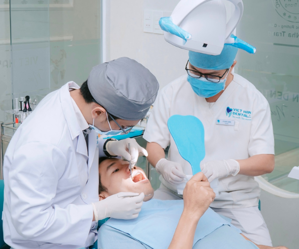 Bác sĩ tại Nha khoa Việt Hàn đang điều trị cho khách hàng