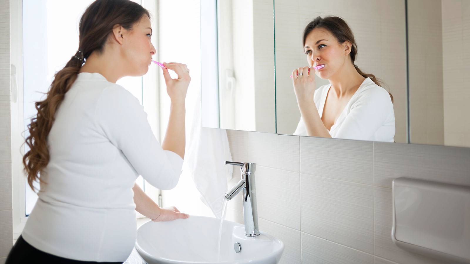 Phụ nữ mang thai cần vệ sinh răng miệng cẩn thận và kỹ lưỡng