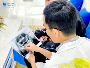 Bác sĩ Đức đang thực hiện tư vấn nhổ răng khôn cho khách hàng tại nha khoa Việt Hàn