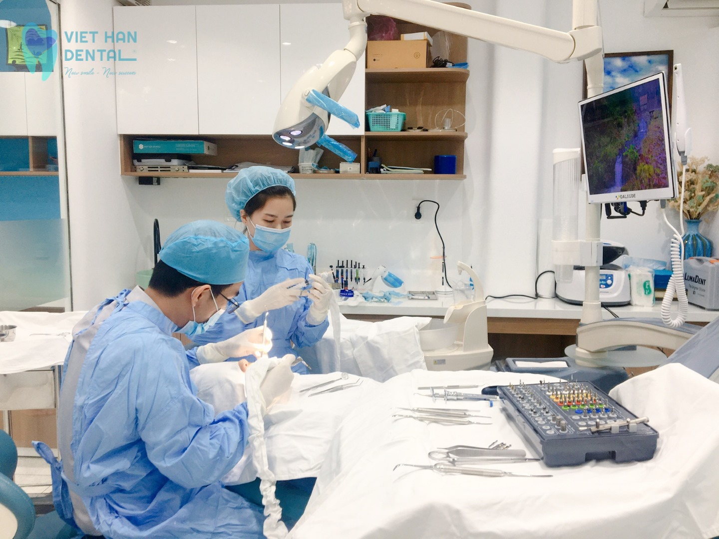 Bác sĩ đang tiến hành trồng răng Implant cho khách hàng tại Nha khoa Việt Hàn 