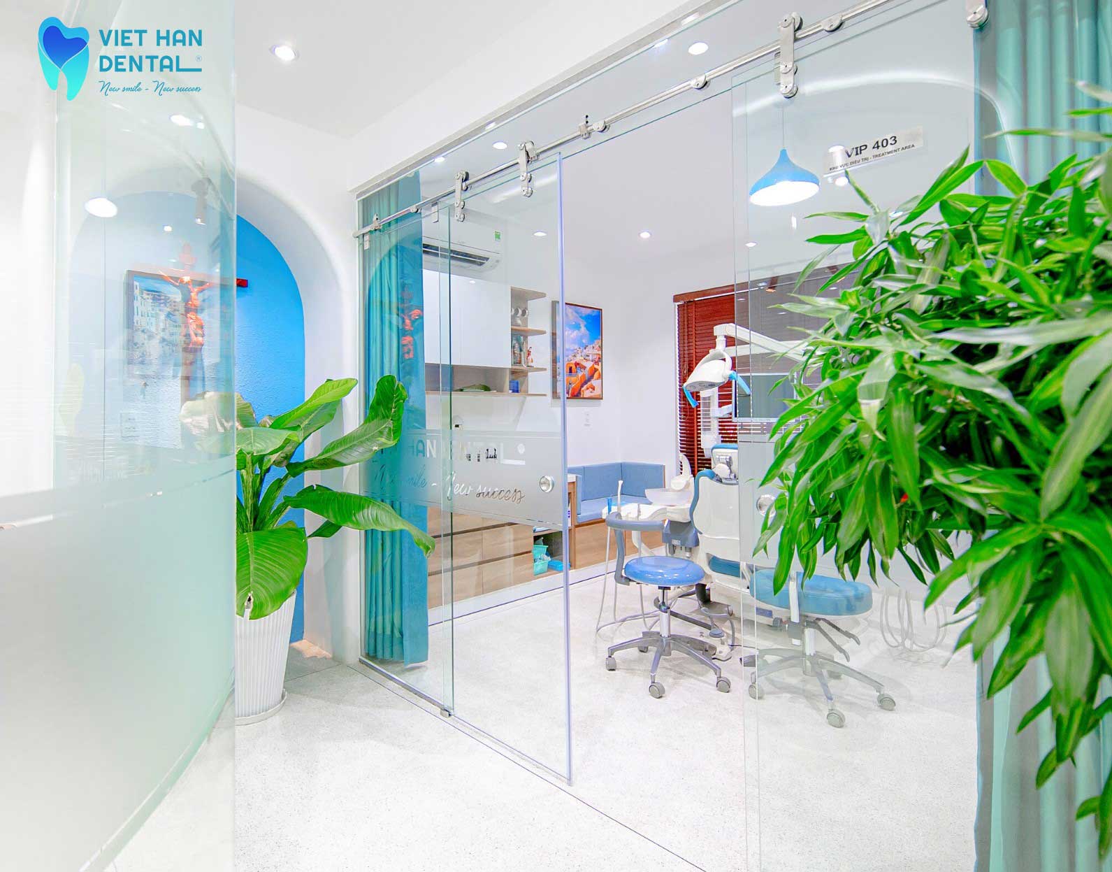 Phòng khám tại nha khoa Việt Hàn có màu xanh tạo cảm giác thoải mái cho mỗi khách hàng 