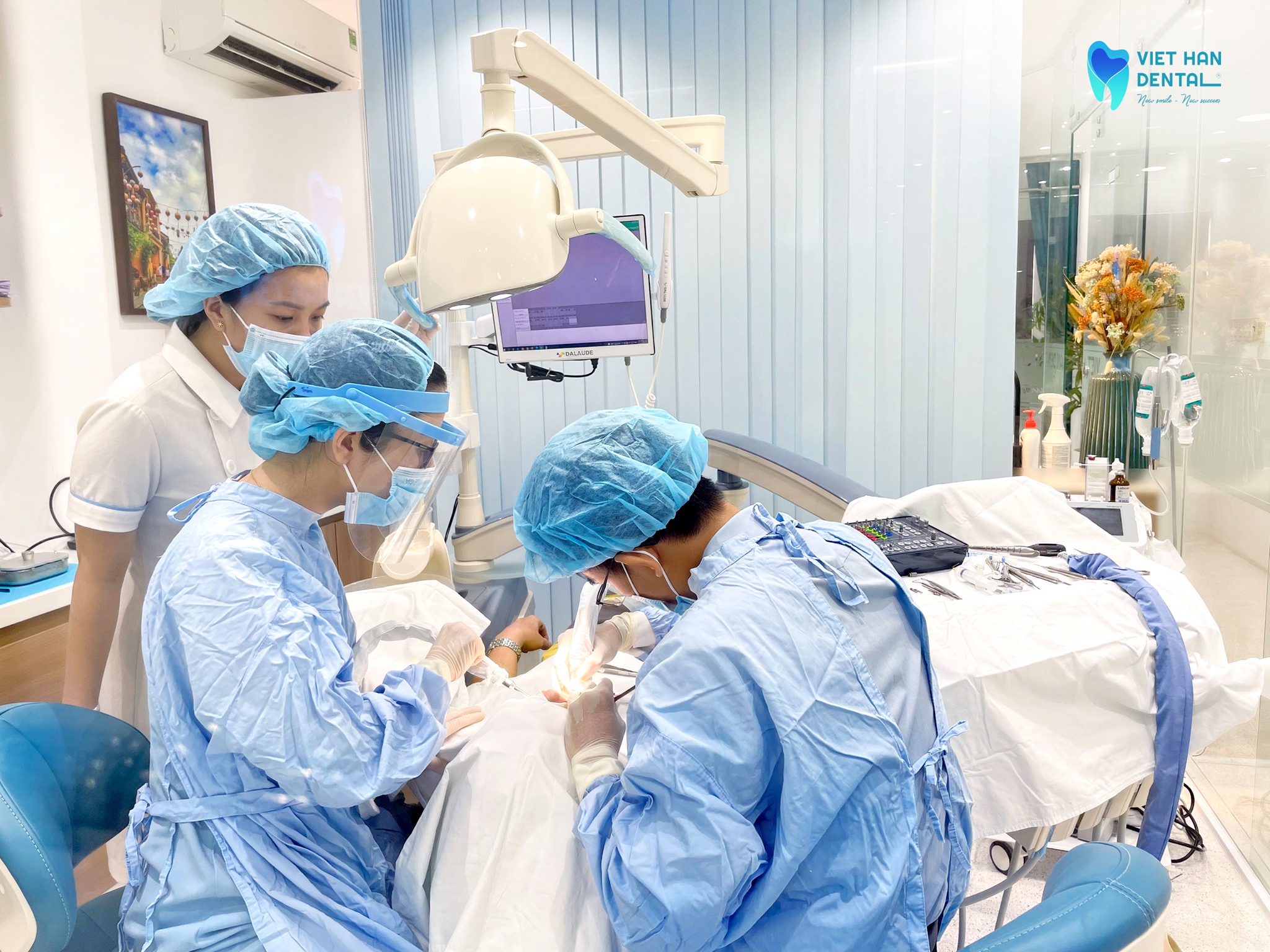 Bác sĩ đang thực hiện trồng răng Implant tại Nha khoa Việt Hàn 