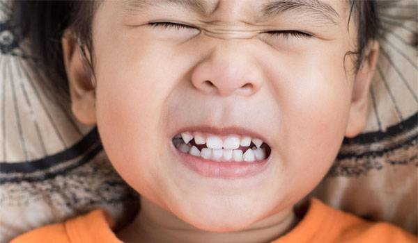 Nghiến răng là một trong những nguyên nhân dẫn đến tình trạng răng mọc lệch 