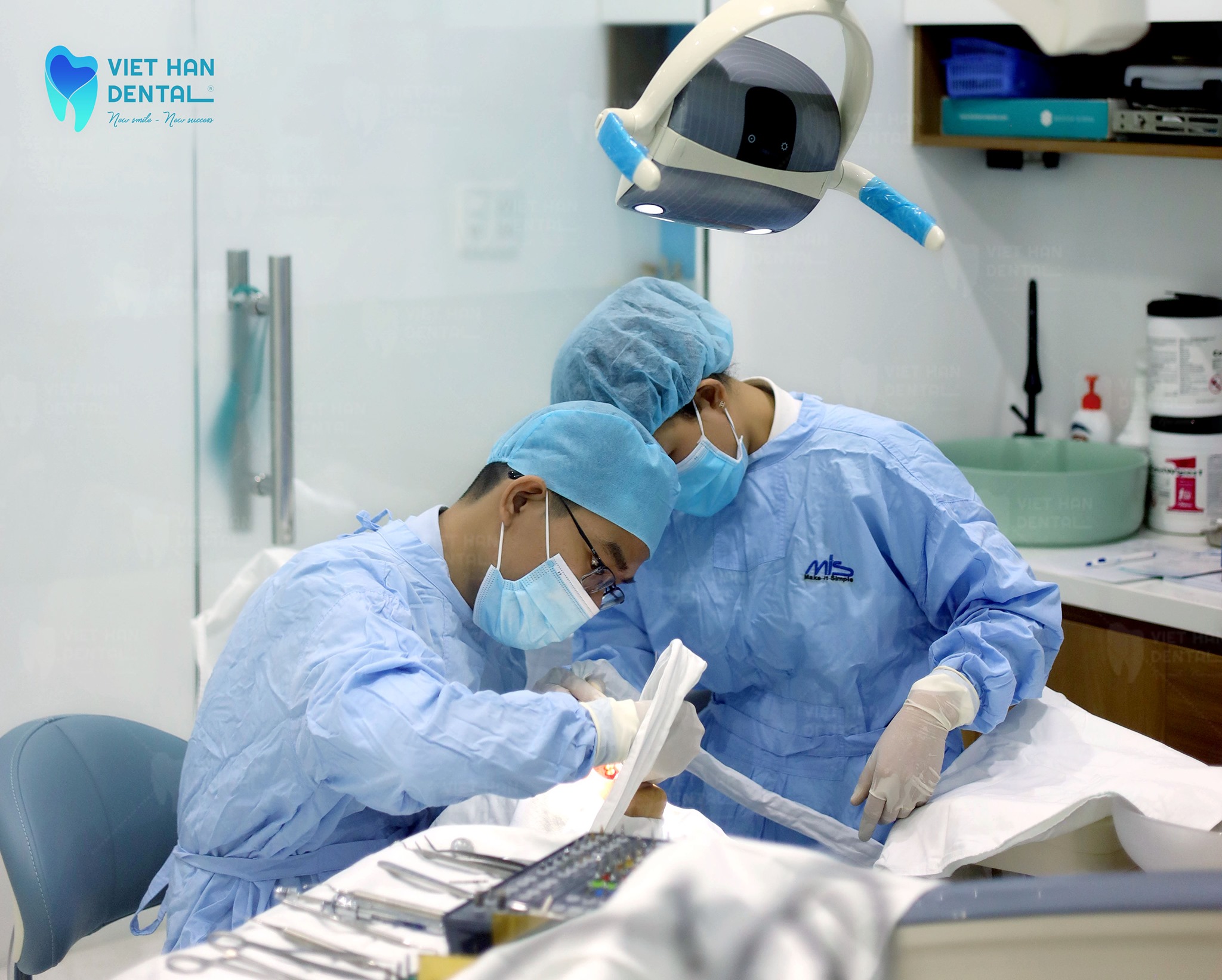 Bác sĩ Đức đang thực hiện trồng răng Implant tại Nha khoa Việt Hàn 