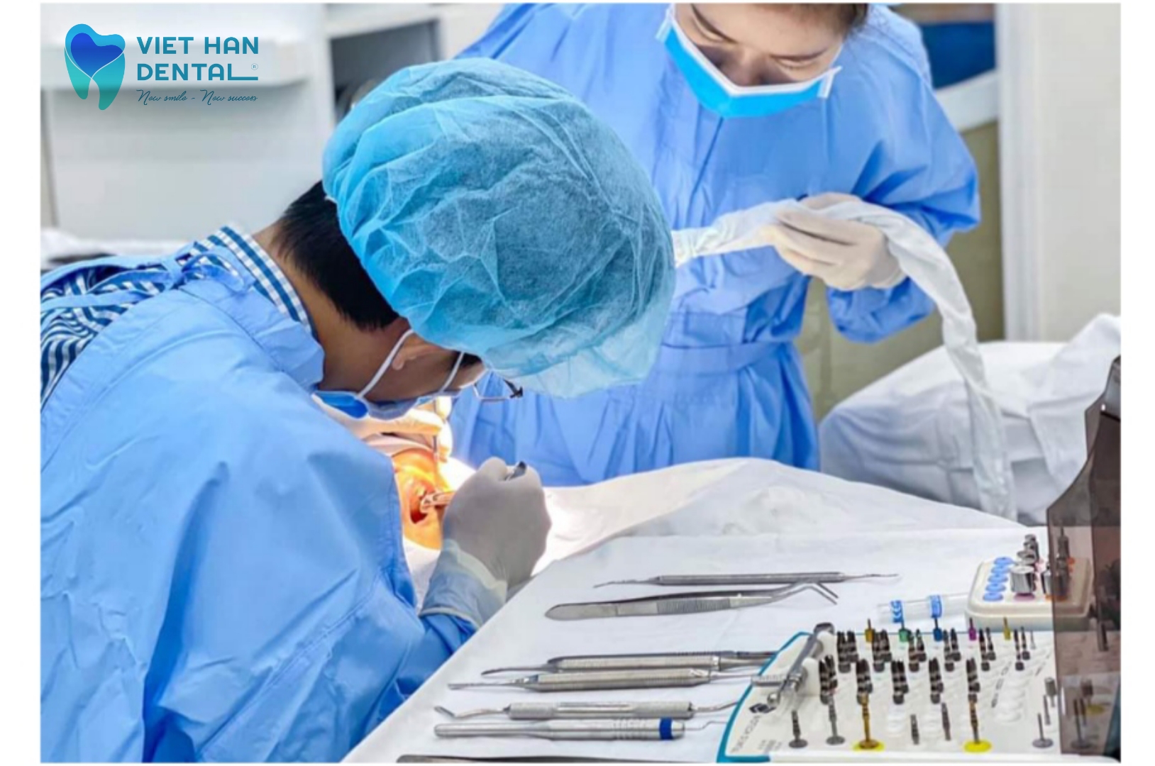 Bác sĩ tại Nha khoa Việt Hàn Nha Trang đang thực hiện trồng răng Implant 