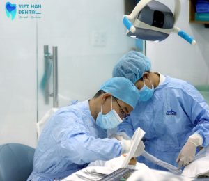 Bác sĩ đang thực hiện cấy ghép Implant toàn hàm