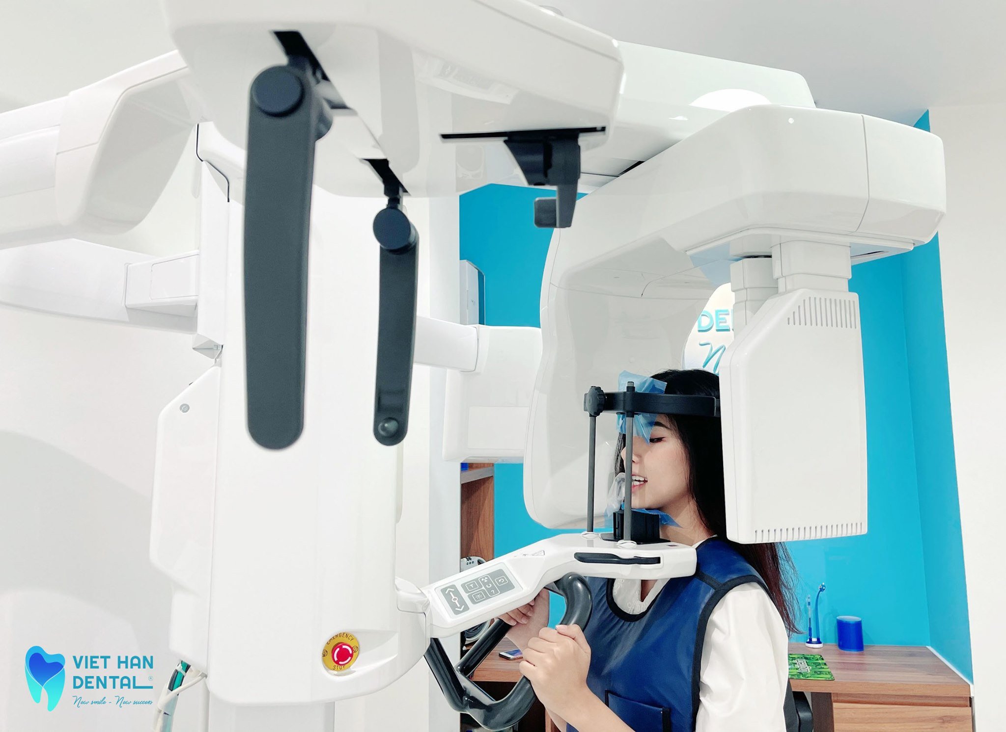 Khách hàng đang chụp phim CT conebeam 3D tại Nha khoa Việt Hàn 