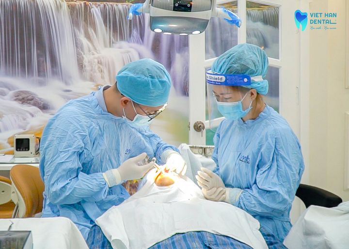 Bác sĩ của Nha khoa Việt Hàn thực hiện ca phục hình Implant cho khách hàng mất răng lâu năm