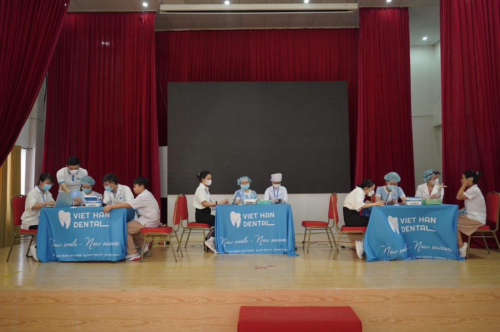 Nha khoa Việt Hàn thăm khám răng cho học sinh trong chương trình Nha khoa học đường