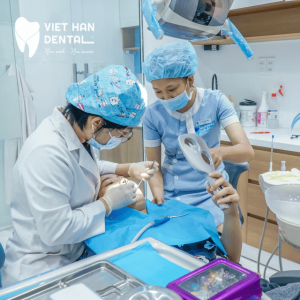 Bác sĩ hàn trám răng tại Nha khoa Việt Hàn