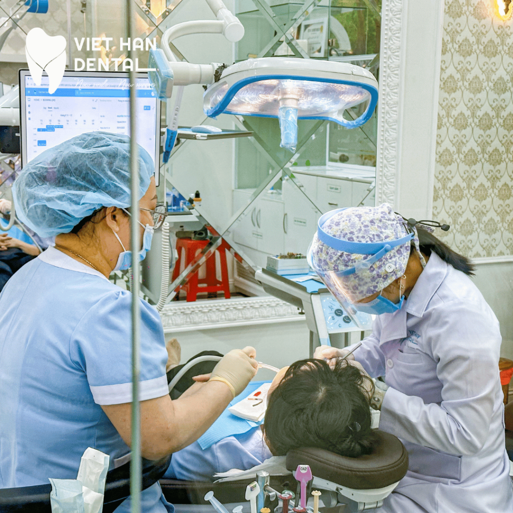 Bác sĩ điều trị tổng quát cho khách hàng tại Nha khoa Việt Hàn