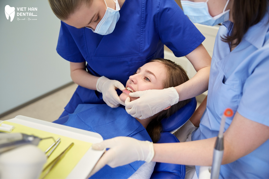 Đưa trẻ thăm khám nha khoa đúng định kỳ sẽ giúp đảm bảo sức khỏe răng miệng của trẻ