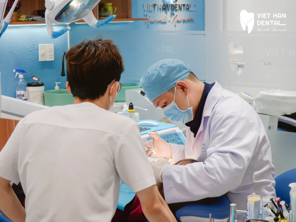 Bác sĩ và phụ tá tại Nha khoa Việt Hàn đang điều chỉnh cho khách hàng niềng răng