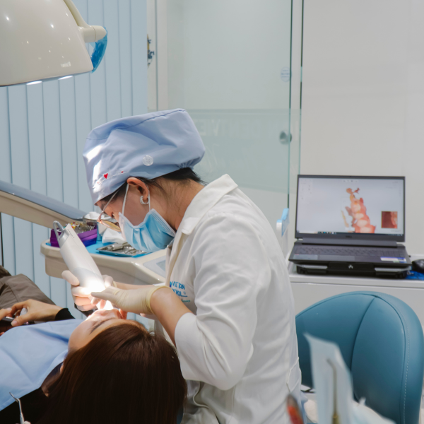 Bác sĩ đang scan răng cho khách hàng tại Nha khoa Việt Hàn