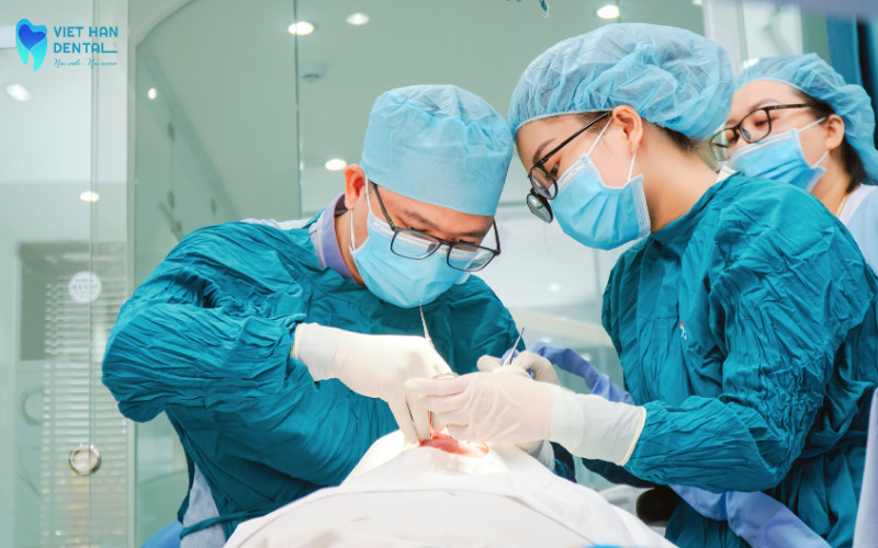 Bác sĩ đang ca điều trị cho khách hàng tại Nha khoa Việt Hàn