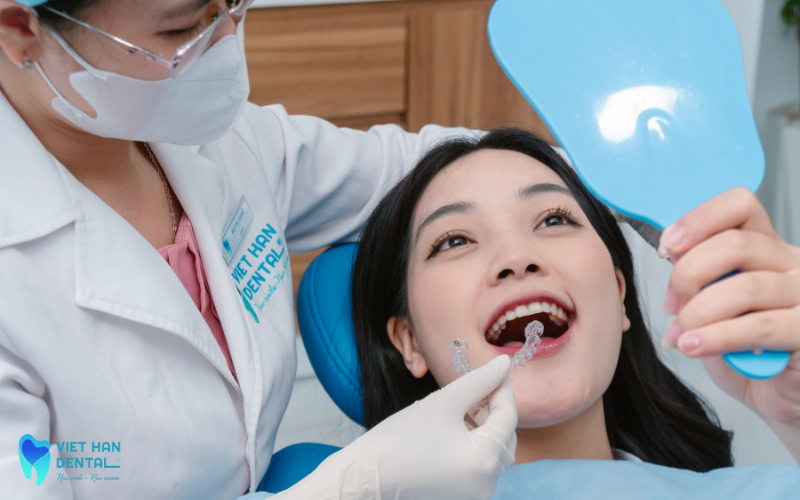 Khách hàng sử dụng khay niềng răng trong suốt Invisalign lần đầu tiên