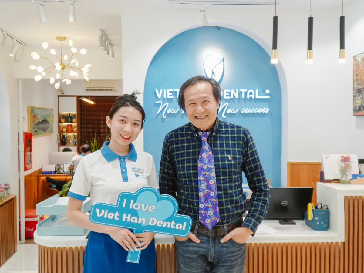 Overseas Vietnamese customers after using dental implant services at Viet Han Dental Clinic