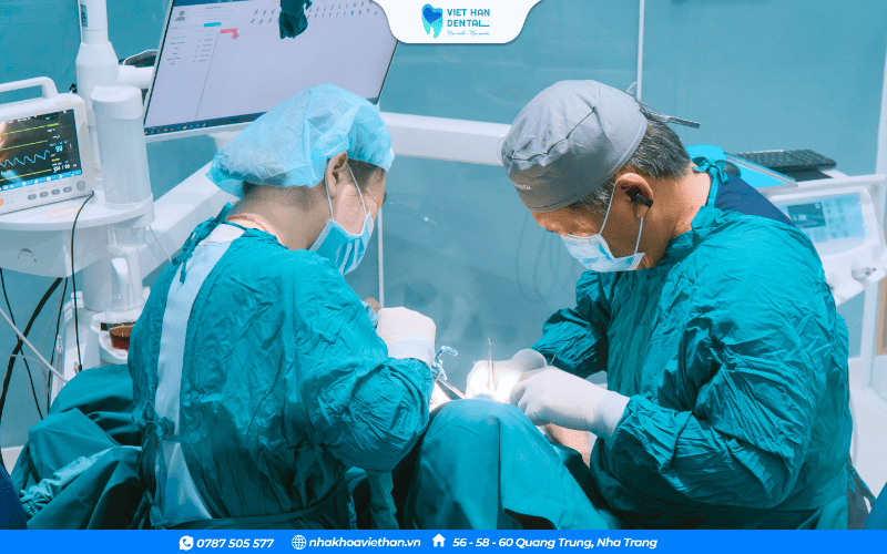Bác sĩ tại Nha khoa Việt Hàn đang thực hiện trồng răng Implant cho khách hàng