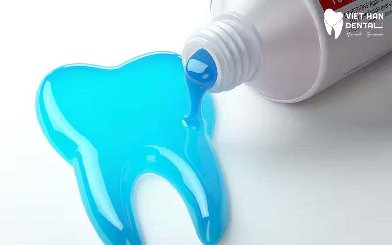 ưu tiên lựa chọn kem đánh răng có chứa fluoride