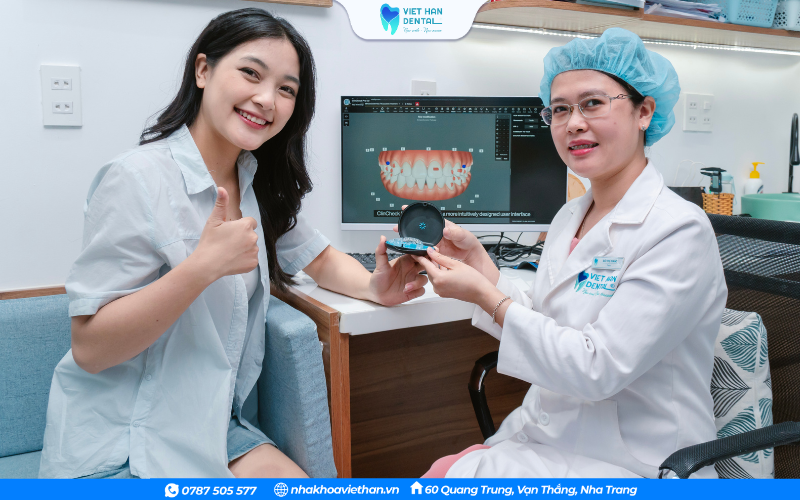 Bác sĩ chụp hình cùng khách hàng tại Nha khoa Việt Hàn