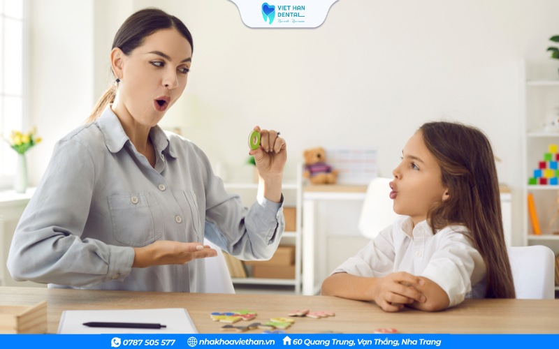 Khó phát ẩm là một trong các tác hại của trường hợp răng khấp khểnh nặng
