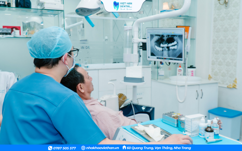 Bác sĩ tại Nha khoa Việt Hàn đang tư vấn cho khách hàng