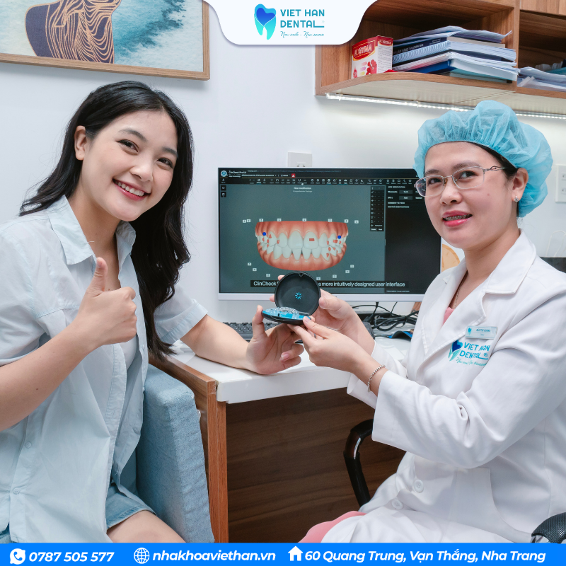 Bác sĩ và khách hàng niềng răng tại Nha khoa Việt Hàn
