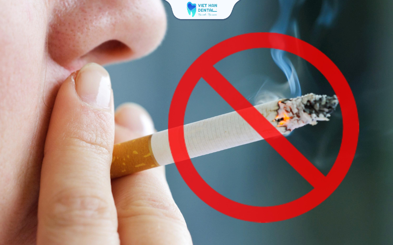 Khói thuốc lá khiến mô nướu yếu và dễ nhiễm trùng