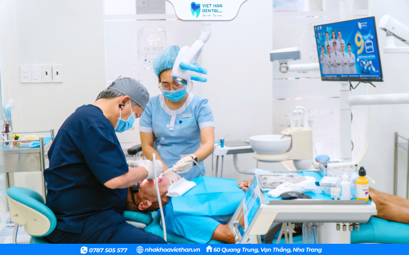 Bác sĩ tại Nha khoa Việt Hàn đang điều trị cho khách hàng