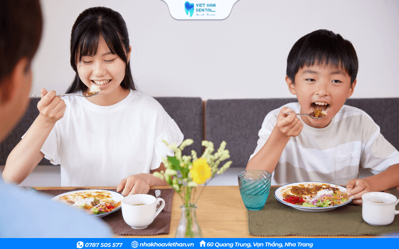 Ba mẹ nên bổ sung chất dinh dưỡng đầy đủ tỏng bữa ăn cho trẻ