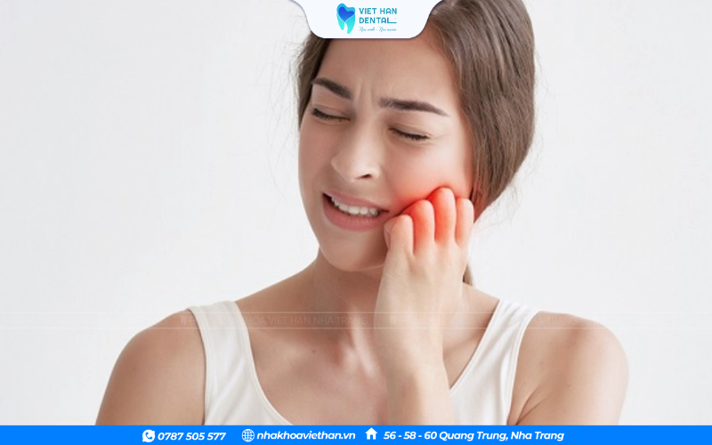 Răng sứ bị đau là dấu hiệu bất thường cần thăm khám sớm.