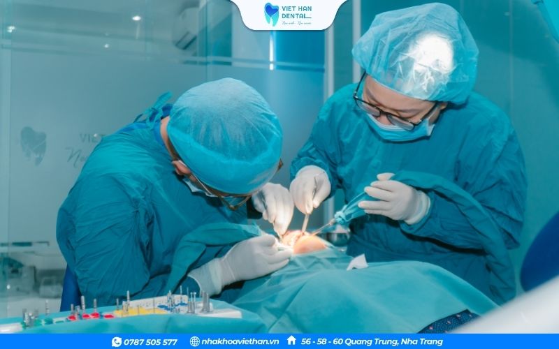 Bác sĩ đang cấy ghép Implant cho khách hàng