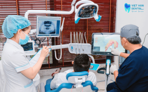 Bác sĩ tại Nha khoa Việt Hàn đang thăm khám và tư vấn cho khách hàng