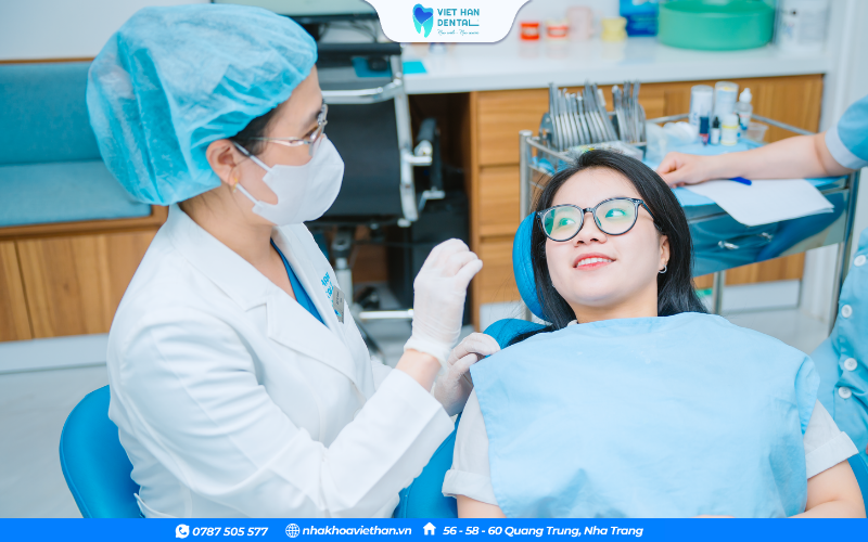 Bác sĩ tư vấn về phương pháp niềng răng mắc cài