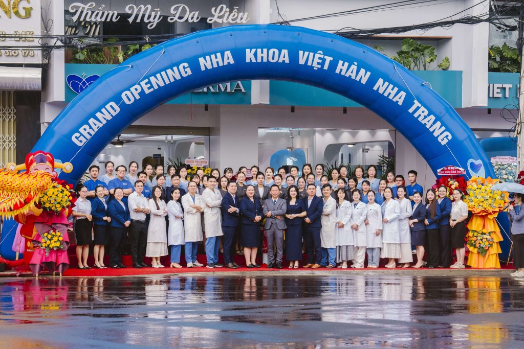 Cán bộ, y, bác sĩ công tác tại nha khoa Việt Hàn